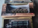trois boîtes de véhicules militaires miniatures posées par terre