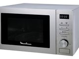 four à micro-ondes argenté avec commandes électroniques sur fond blanc