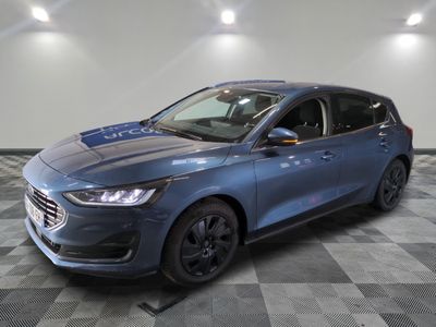 une voiture bleue est garée sur le sol à carreaux d'un garage