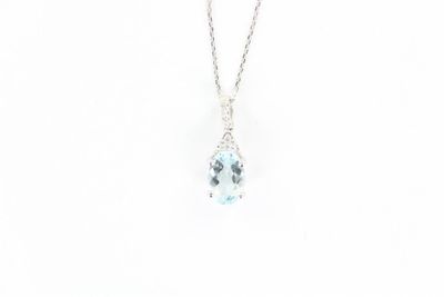 un collier en or blanc orné d'une topaze bleue et d'un diamant