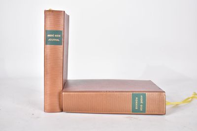 deux livres posés l'un à côté de l'autre sur une table