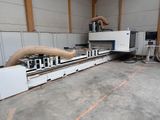 une machine qui se trouve à l'intérieur d'un bâtiment