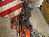 un chien assis par terre, enchaîné
