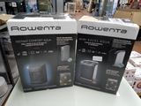 deux boîtes de purificateurs d'air « Powera » posées sur une table dans un magasin