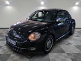 une photo d'une Coccinelle VW noire garée dans un garage