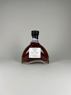une bouteille de brandy posée sur une table blanche