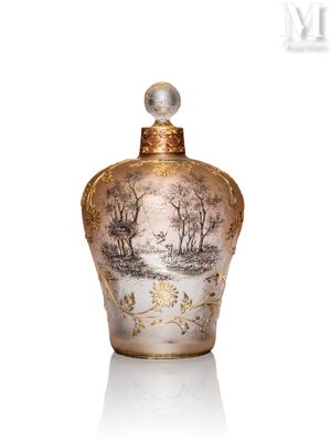 une bouteille en verre sur laquelle est peinte une image sur un fond blanc