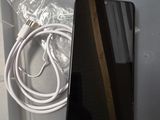 un téléphone portable qui se trouve dans une boîte