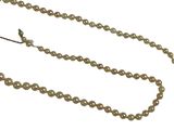 gros plan d'un collier de perles sur fond blanc