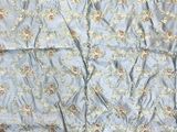 un gros plan sur un morceau de tissu orné de fleurs