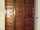 une photo d'une grande armoire en bois dans une pièce