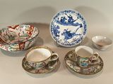 quatre tasses et soucoupes posées les unes à côté des autres sur une table