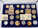 une vitrine contenant toutes sortes de pièces de monnaie