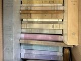 une boîte remplie de livres empilés les uns sur les autres