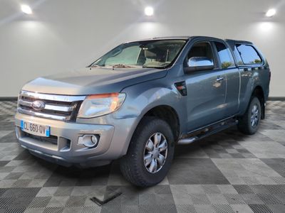 une photo d'un pick-up Ford Ranger argenté garé dans un garage
