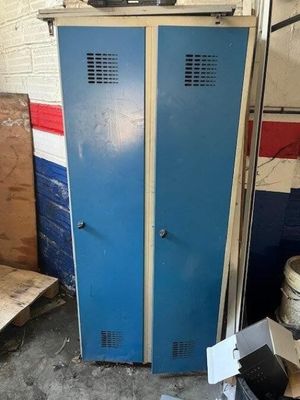2 vestiaires métalliques 2 portes (mauvais état) (Ref. 5)