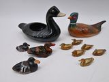 beaucoup de canards posés sur une table