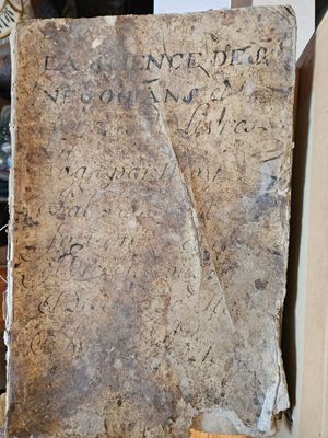 une pierre portant une inscription, posée sur une table
