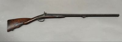 un vieux pistolet avec un canon et une crosse en bois
