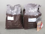 deux sacs de nourriture posés sur une table l'un à côté de l'autre