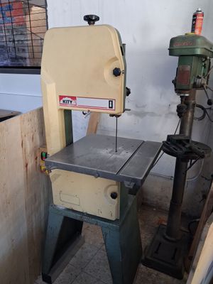 une machine qui se trouve dans le coin d'une pièce
