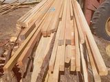 un gros tas de bois posé par terre à côté d'un tracteur