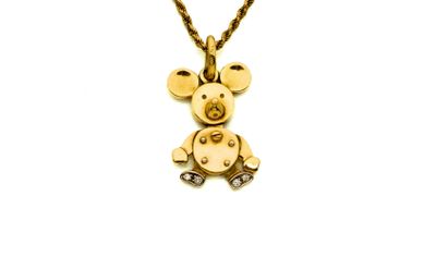 une image représentant un collier en or orné d'un cochon
