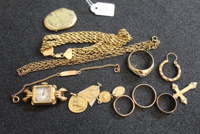 beaucoup de bijoux en or sur une surface noire