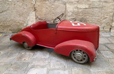 une petite voiture rouge avec un numéro à l'avant