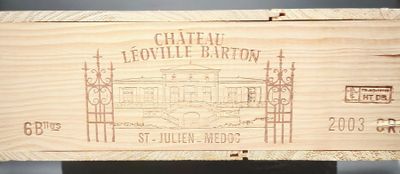 une boîte en bois sur laquelle figure l'image d'un bâtiment