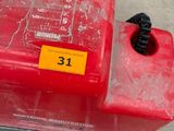une borne d'incendie rouge posée sur une palette dans un entrepôt