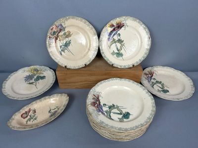 de nombreuses assiettes posées sur un support en bois