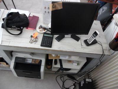 un bureau sur lequel se trouvent un ordinateur et un téléphone portable