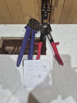 deux pinces et deux pinces posées sur une table
