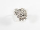 une image représentant une bague en or blanc sertie de diamants, sur fond blanc