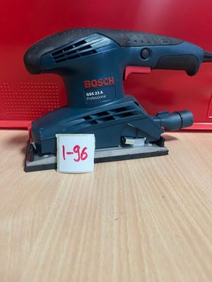 une ponceuse orbitale Bosch posée sur une table, avec une étiquette de prix