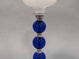 un gros plan d'une lampe bleue et blanche posée sur une table