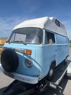 une camionnette bleue remorquée