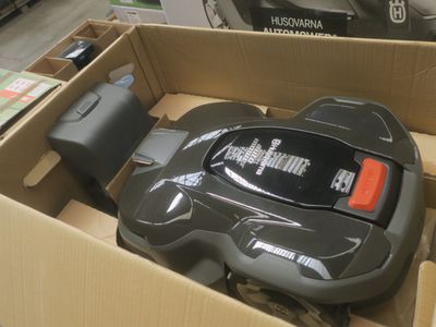 une boîte avec une télécommande à l'intérieur