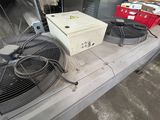 deux ventilateurs posés sur une table à côté d'une glacière