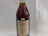 une bouteille de vin posée sur une table