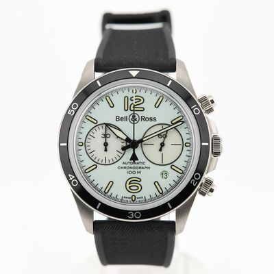 gros plan d'une montre sur fond blanc
