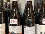 plusieurs bouteilles de vin sont alignées sur un comptoir