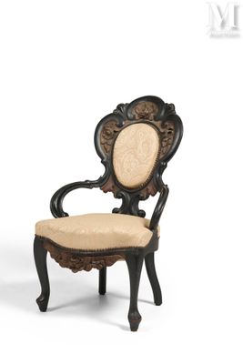 une image représentant une chaise dont l'assise est recouverte d'un tissu beige, sur fond blanc