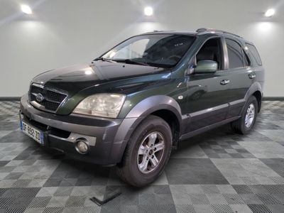 une photo d'un SUV vert garé dans un garage