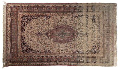 tapis persan antique à motif de médaillon sur fond beige