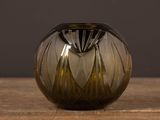 un vase en verre posé sur une table en bois