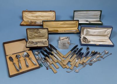beaucoup d'argenterie dans un coffret sur une table