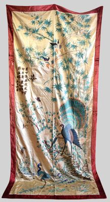 une image représentant un grand paravent de style oriental orné d'oiseaux et de fleurs