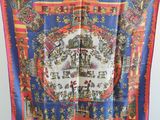 une écharpe bleue et rouge sur laquelle est représenté un château